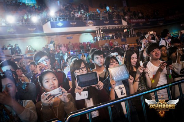 BLG实力太强了！水晶哥：Xun在苦笑 这个联赛冠军对他们来讲太简单了